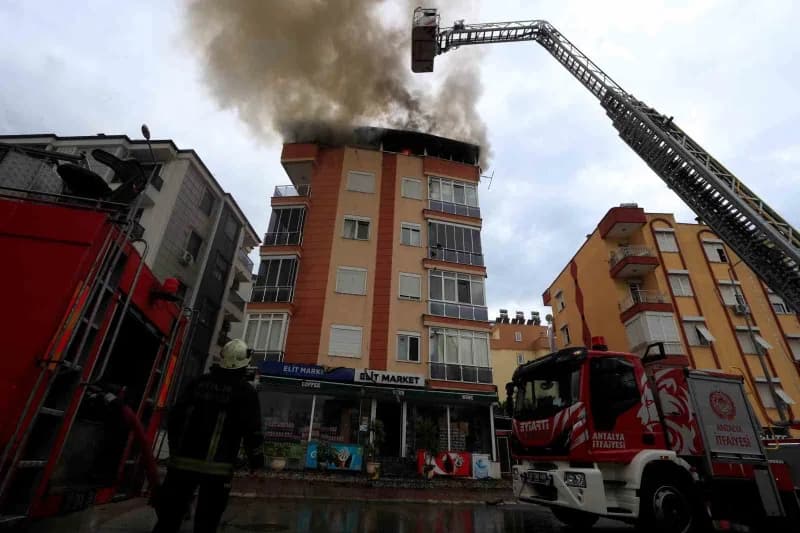 Antalya’da 5 katlı bir apartmanın en katında yangın çıktı. İtfaiye ekiplerinin yaklaşık 1 saatlik çalışması sonucu yangı