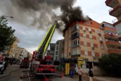 Antalya Muratpaşa’da 5 katlı apartmanın dubleks dairesinde çıkan yangın sonrası itfaiye ekiplerinin müdahalesi