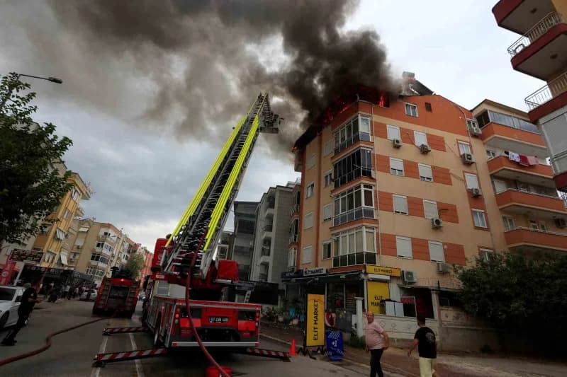 Antalya Muratpaşa’da 5 katlı apartmanın dubleks dairesinde çıkan yangın sonrası itfaiye ekiplerinin müdahalesi