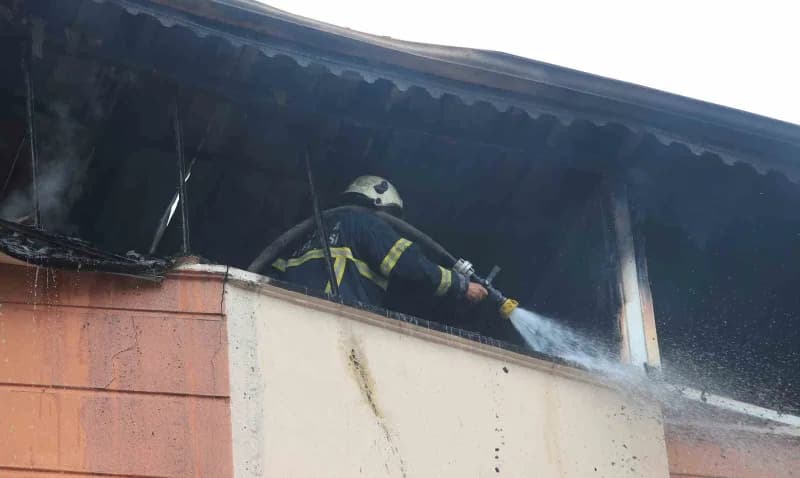 Antalya’da 5 katlı bir apartmanın en katında yangın çıktı. Yangın nedeniyle dubleks dairenin teras katı küle dönerken, Y