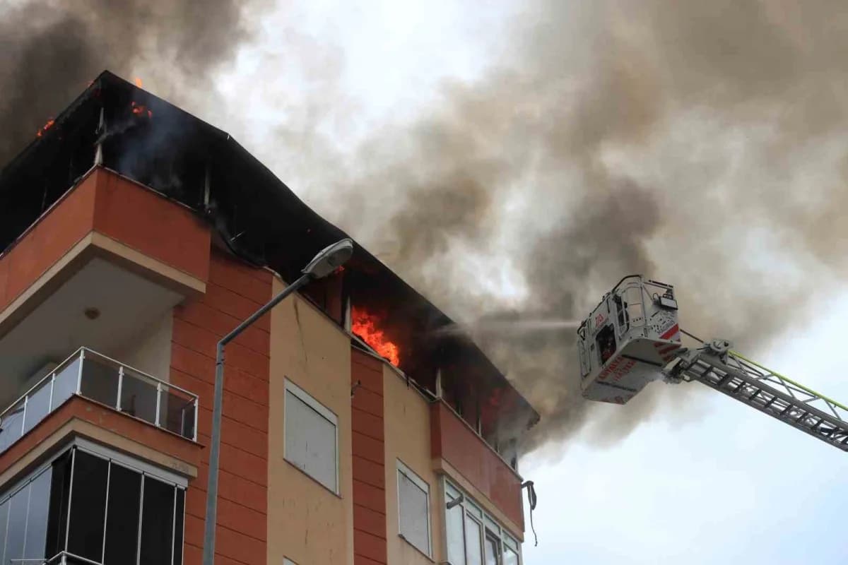 Antalya’da 5 katlı bir apartmanın en katında yangın çıktı. İtfaiye ekiplerinin yaklaşık 1 saatlik çalışması sonucu yangı