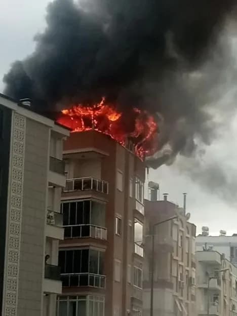 Antalya’da 5 katlı bir apartmanın en katında yangın çıktı. Yangın nedeniyle dubleks dairenin teras katı küle dönerken, Y