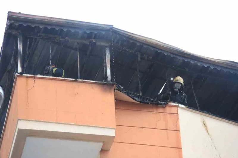 Antalya’da 5 katlı bir apartmanın en katında yangın çıktı. Yangın nedeniyle dubleks dairenin teras katı küle dönerken, Y