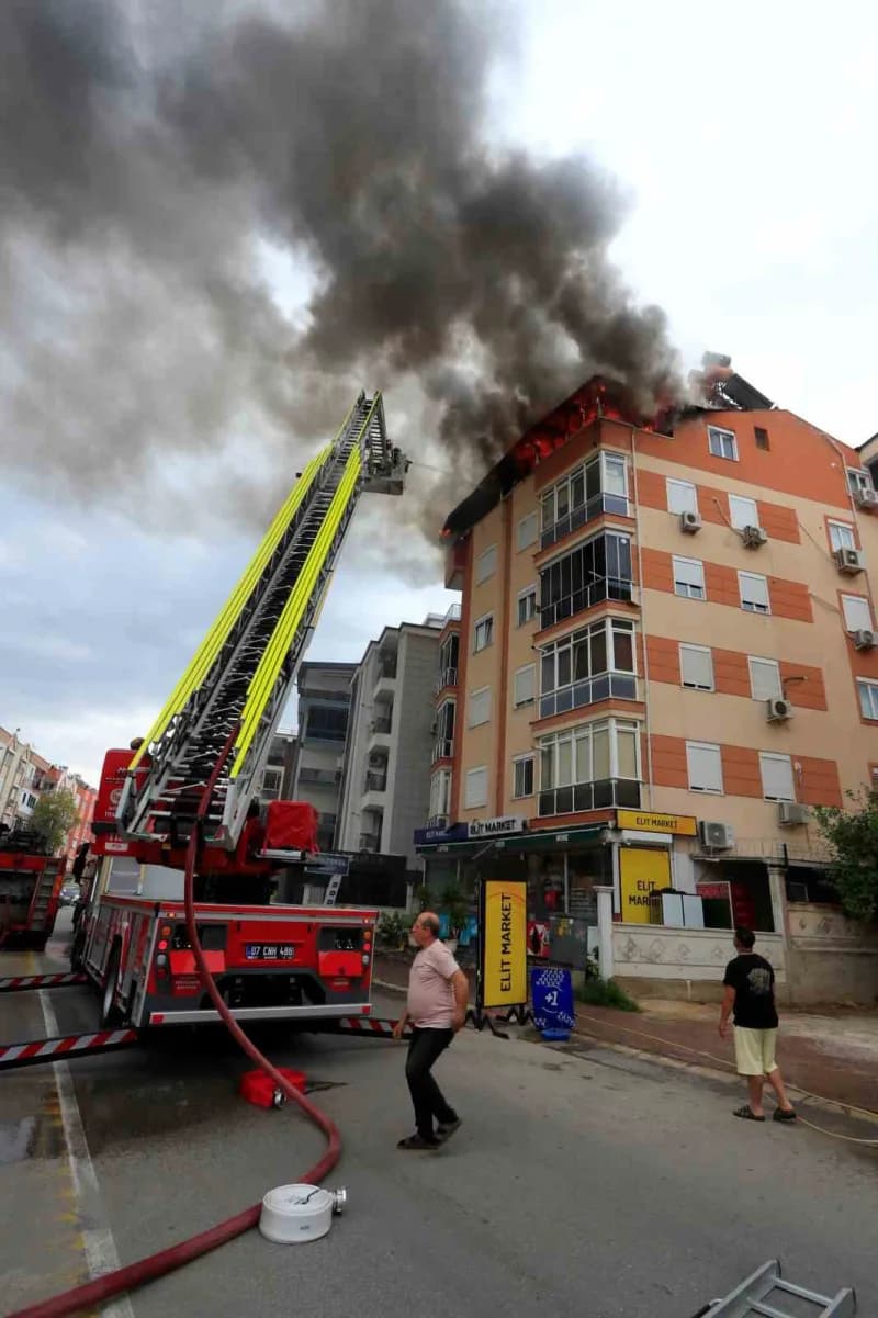 Antalya’da 5 katlı bir apartmanın en katında yangın çıktı. İtfaiye ekiplerinin yaklaşık 1 saatlik çalışması sonucu yangı
