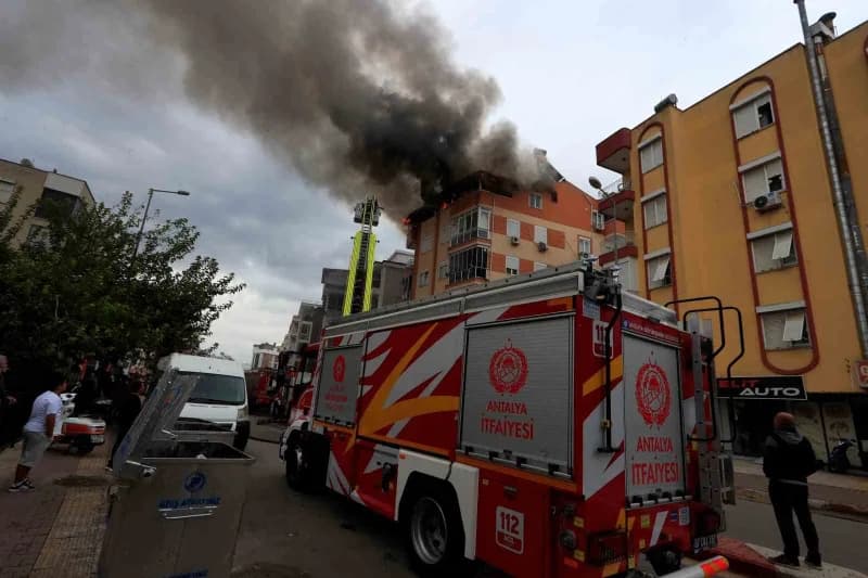 Antalya’da 5 katlı bir apartmanın en katında yangın çıktı. İtfaiye ekiplerinin yaklaşık 1 saatlik çalışması sonucu yangı