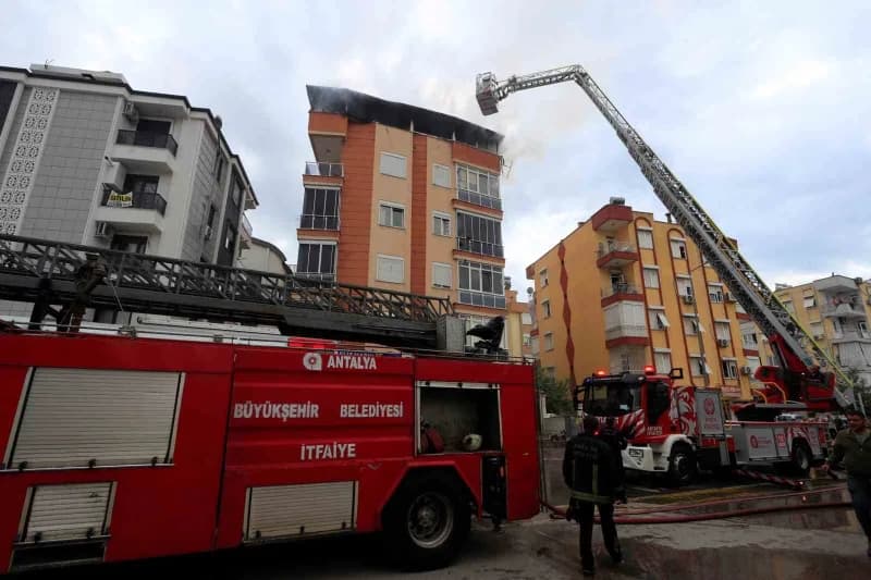 Antalya’da 5 katlı bir apartmanın en katında yangın çıktı. İtfaiye ekiplerinin yaklaşık 1 saatlik çalışması sonucu yangı