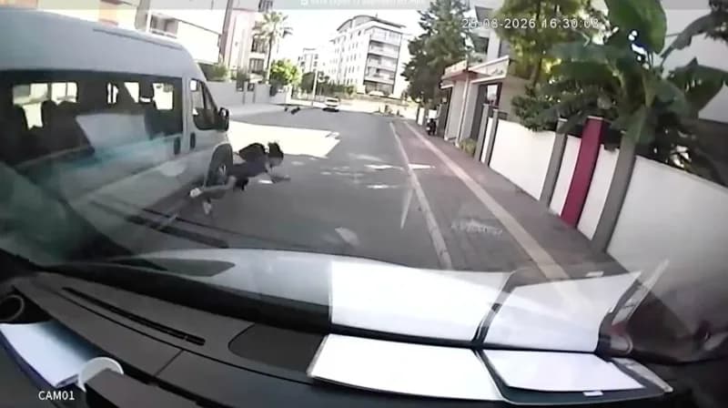 Antalya'nın Konyaaltı İlçesi'nde 25 Ağustos'ta okul servisinden indikten sonra yolun karşısına geçmeye çalışan 13 yaşınd