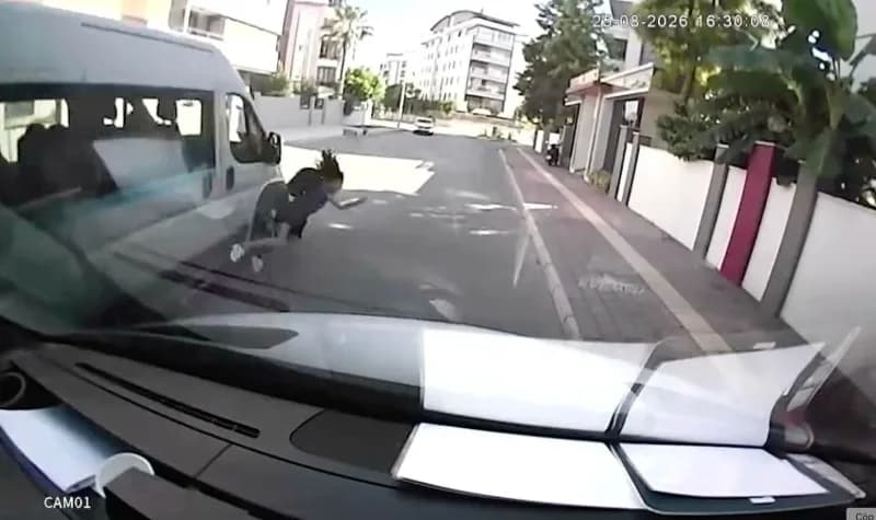 Antalya'nın Konyaaltı İlçesi'nde 25 Ağustos'ta okul servisinden indikten sonra yolun karşısına geçmeye çalışan 13 yaşınd