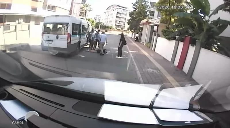 Antalya'nın Konyaaltı İlçesi'nde 25 Ağustos'ta okul servisinden indikten sonra yolun karşısına geçmeye çalışan 13 yaşınd