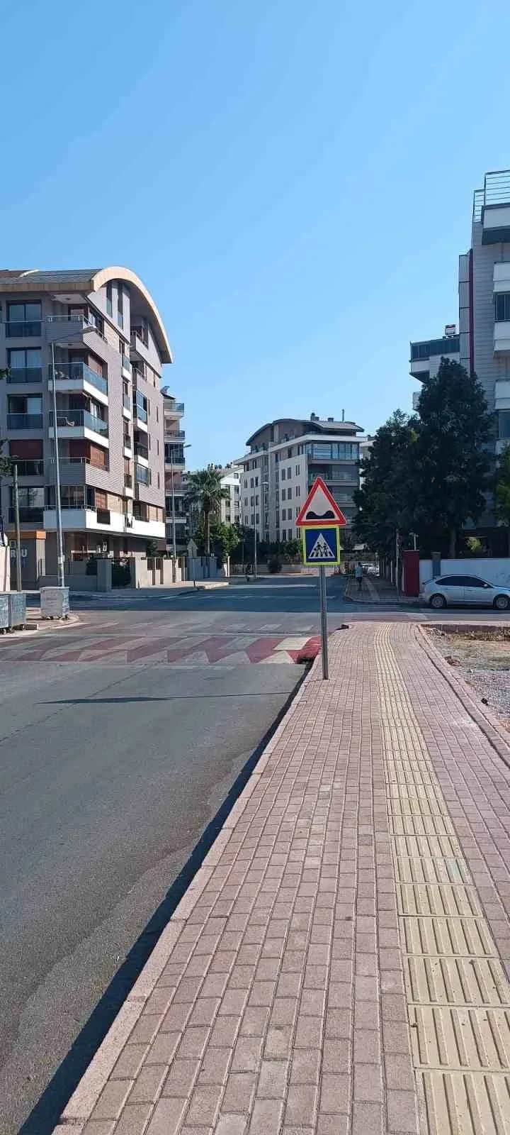 Antalya'nın Konyaaltı İlçesi'nde 25 Ağustos'ta okul servisinden indikten sonra yolun karşısına geçmeye çalışan 13 yaşınd