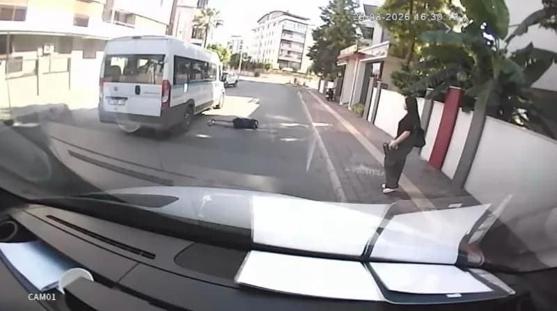 Antalya'nın Konyaaltı İlçesi'nde 25 Ağustos'ta okul servisinden indikten sonra yolun karşısına geçmeye çalışan 13 yaşınd