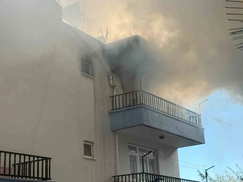 Antalya'nın Serik ilçesinde cinnet getiren bir ev sahibi, oturduğu 3 katlı binanın son katındaki dairesini ateşe verdi.