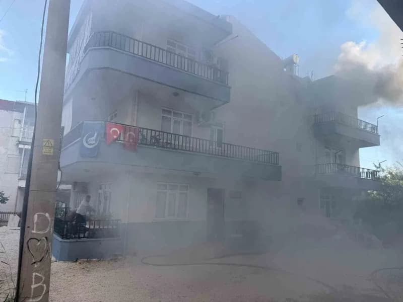 Antalya'nın Serik ilçesinde cinnet getiren bir ev sahibi, oturduğu 3 katlı binanın son katındaki dairesini ateşe verdi.