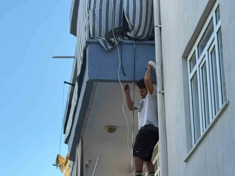 Antalya Serik'te 3 katlı binada çıkan yangında itfaiye ekipleri müdahale ediyor
