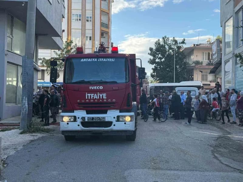 Antalya'nın Serik ilçesinde cinnet getiren bir ev sahibi, oturduğu 3 katlı binanın son katındaki dairesini ateşe verdi.