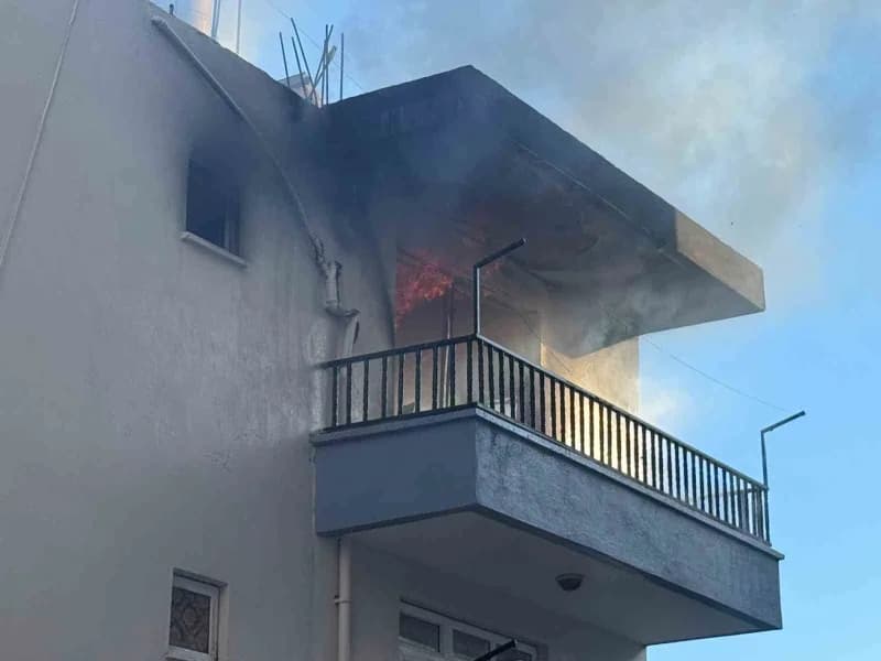 Antalya'nın Serik ilçesinde cinnet getiren bir ev sahibi, oturduğu 3 katlı binanın son katındaki dairesini ateşe verdi.