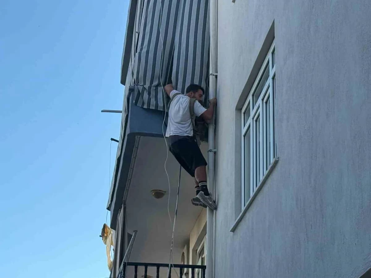 Yangın mahallede büyük paniğe yol açarken, binada kiracı olarak oturan bir genç, canını hiçe sayarak alevlerin arasından