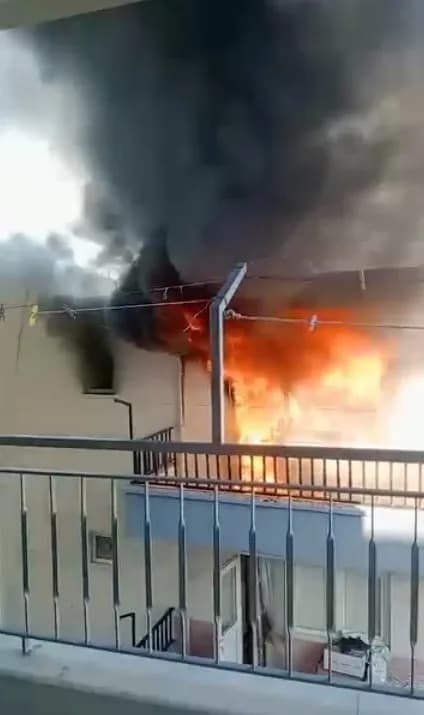Antalya'nın Serik ilçesinde cinnet getiren bir ev sahibi, oturduğu 3 katlı binanın son katındaki dairesini ateşe verdi.