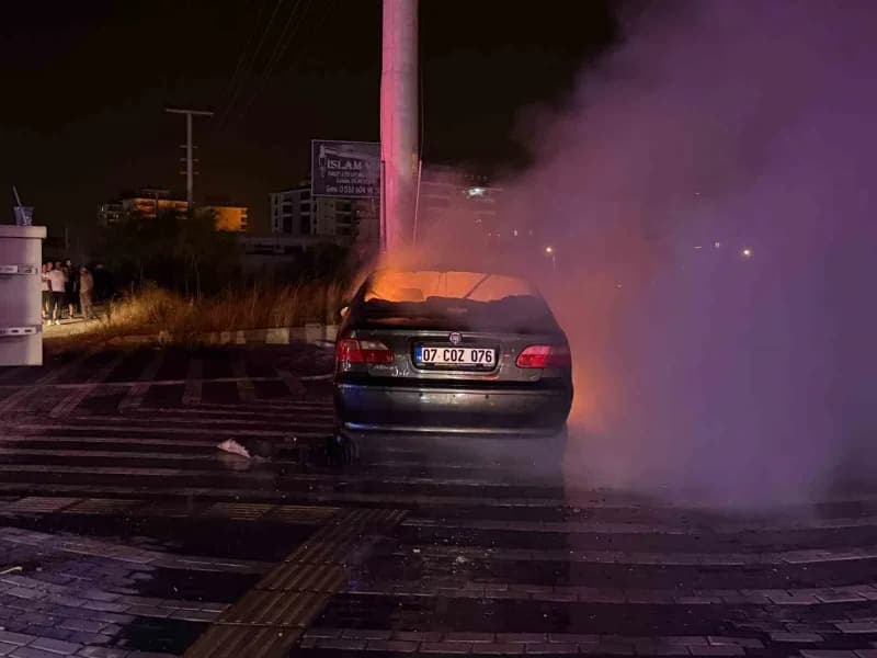 Çarpışmanın ardından elektrik panosunun yer aldığı direğe çarpan otomobil alev alarak tamamen yandı