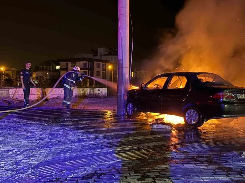 Çarpışmanın ardından elektrik panosunun yer aldığı direğe çarpan otomobil alev alarak tamamen yandı