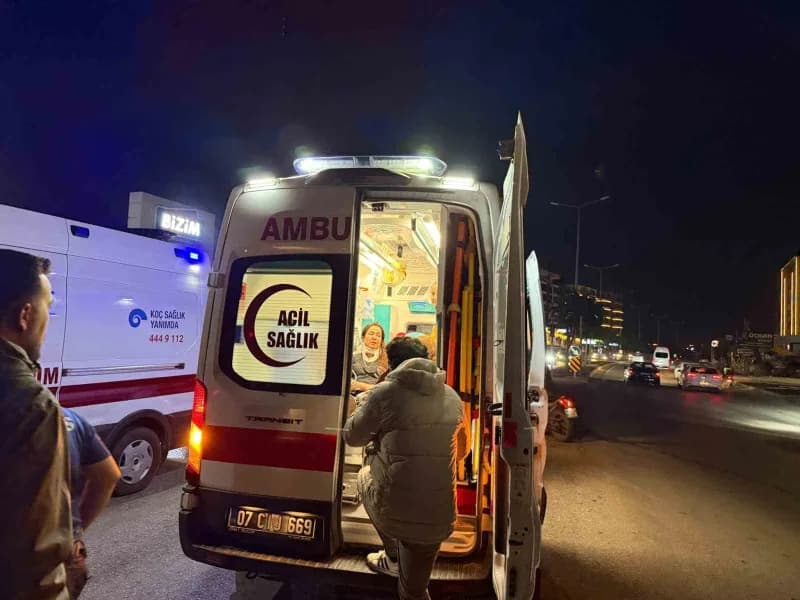 Antalya'nın Serik ilçesinde iki otomobilin çarpıştığı kazada 2 kişi yaralandı