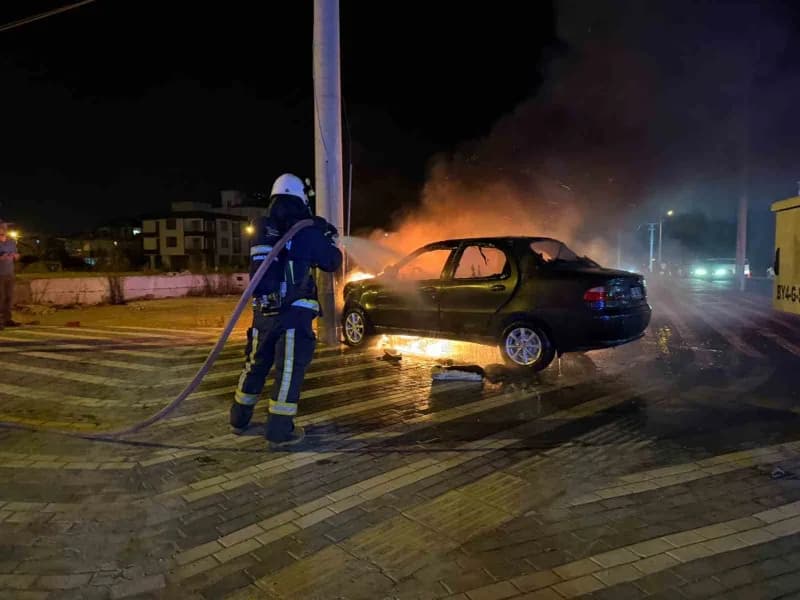 Antalya Serik'te iki otomobilin çarpışması sonucu elektrik direğine çarpan araç alev aldı ve tamamen yandı