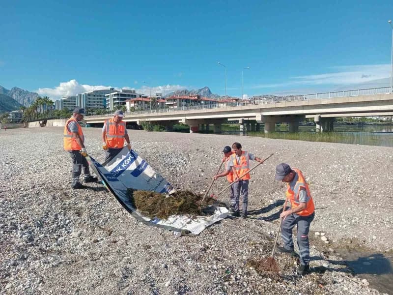 Antalya’da şiddetli yağış sonrası Büyükşehir Belediyesi ekipleri hasar tespit ve müdahale çalışmalarında