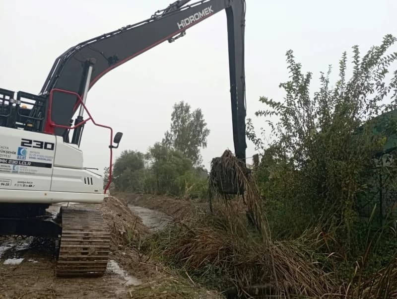 Antalya Büyükşehir Belediyesi, dün akşam saatlerinde etkisini arttıran şiddetli yağışın ardından Antalya Valiliği koordi