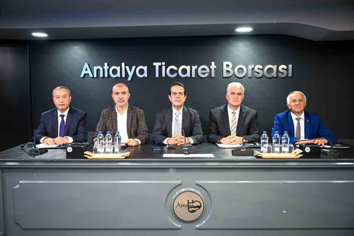 Antalya Ticaret Borsası’nın yeni dönem ilk Meclisi, Meclis’te yaşı en büyük Meclis Üyesi Veli Karasu başkanlığında topla