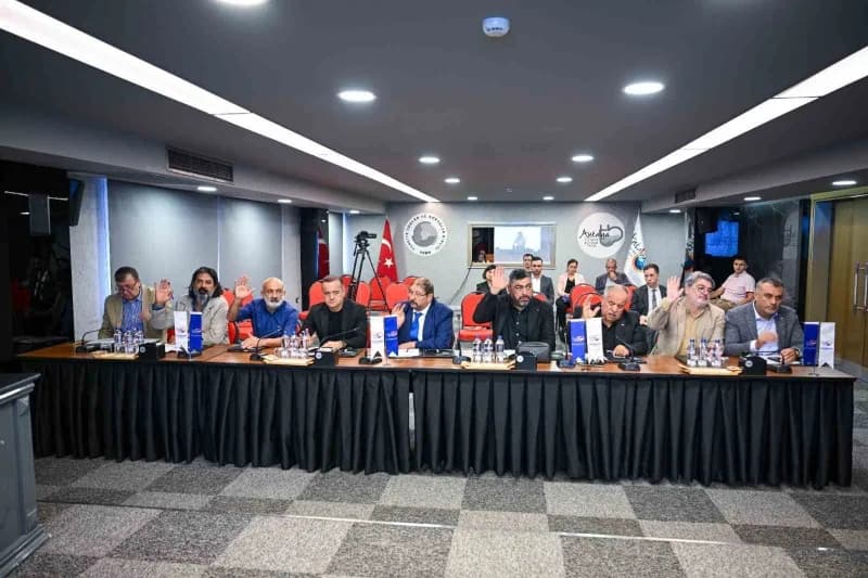 Antalya Ticaret Borsası’nın yeni dönem ilk Meclisi, Meclis’te yaşı en büyük Meclis Üyesi Veli Karasu başkanlığında topla