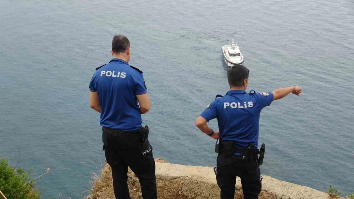 Antalya Muratpaşa falezlerinde yardım çığlığı sonrası arama yapan AFAD ve güvenlik ekipleri
