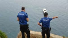 Antalya Muratpaşa falezlerinde yardım çığlığı sonrası arama yapan AFAD ve güvenlik ekipleri