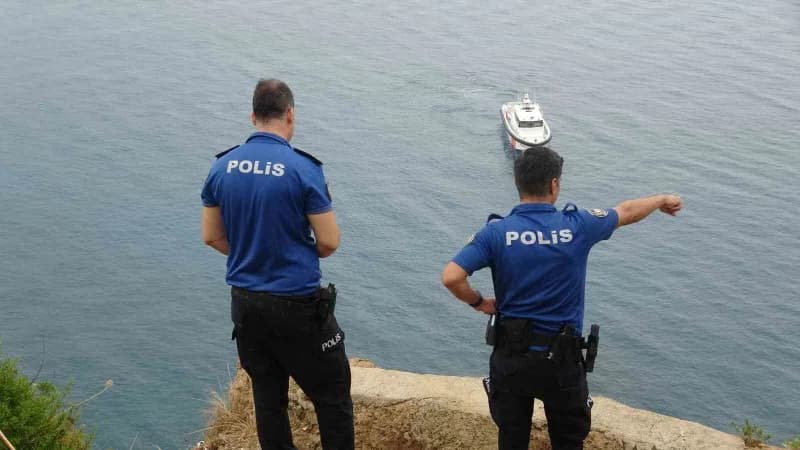 Antalya Muratpaşa falezlerinde yardım çığlığı sonrası arama yapan AFAD ve güvenlik ekipleri
