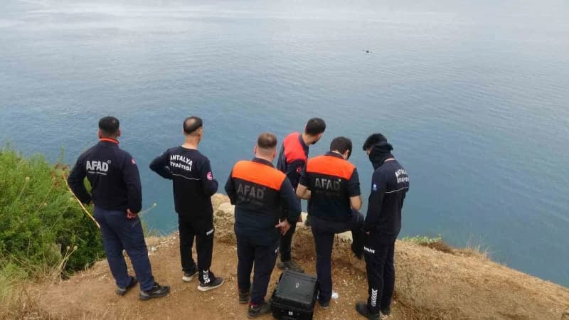Antalya’da yaklaşık 35 metrelik falezlerden gelen "Yardım edin" çığlığı AFAD, itfaiye, Sahil Güvenlik, Deniz Polisi ve p