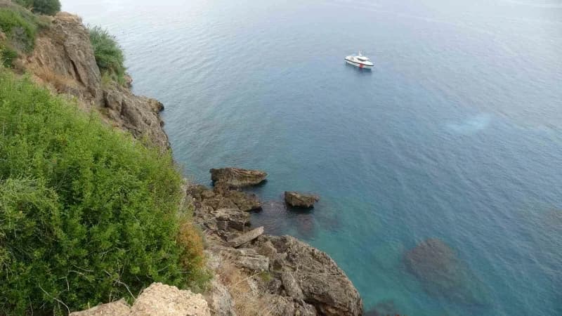 Antalya’da yaklaşık 35 metrelik falezlerden gelen "Yardım edin" çığlığı AFAD, itfaiye, Sahil Güvenlik, Deniz Polisi ve p