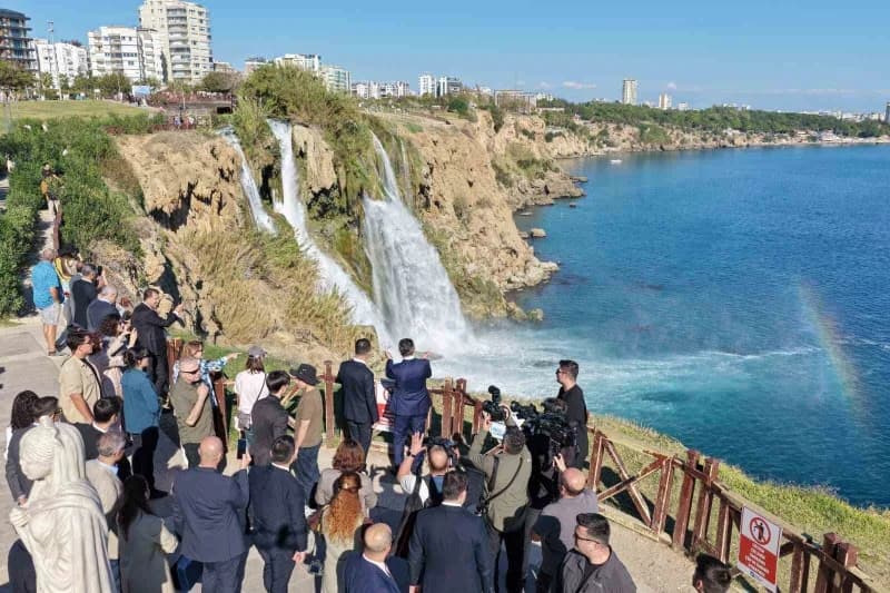 Ntalya'da tek kullanımlık plastik şişe tüketimini azaltmak ve vatandaşların temiz içme suyuna erişim