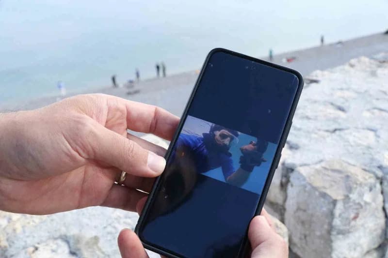 Yuvalarının yakınında sabırla beklediği ahtapotların kendiliğinden yanına geldiğini belirten Fırat, "Ben ahtapotu hiçbir