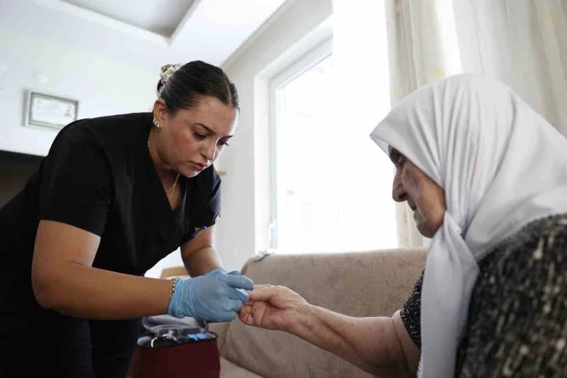 Ekipler, ihtiyaç sahibi vatandaşları evlerinde ziyaret ederek gerekli muayene ve kontrollerini gerçekleştiriyor.