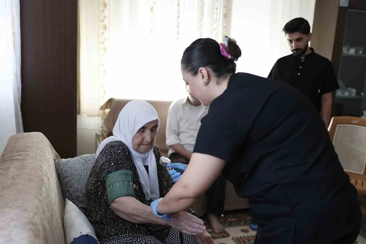 Ekipler, ihtiyaç sahibi vatandaşları evlerinde ziyaret ederek gerekli muayene ve kontrollerini gerçekleştiriyor.