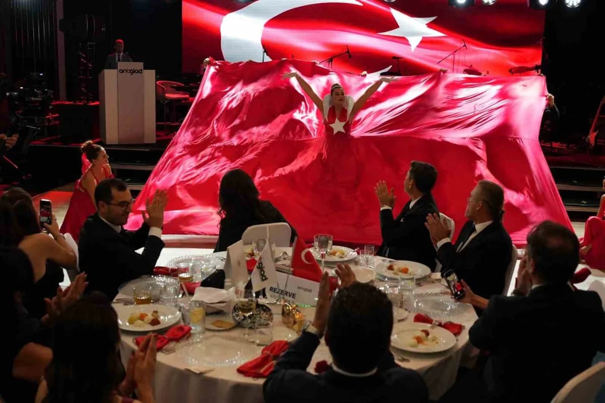 ANTGİAD Cumhuriyet Balosu’nda kırmızı beyaz renklerle süslenmiş sahne ve davetliler