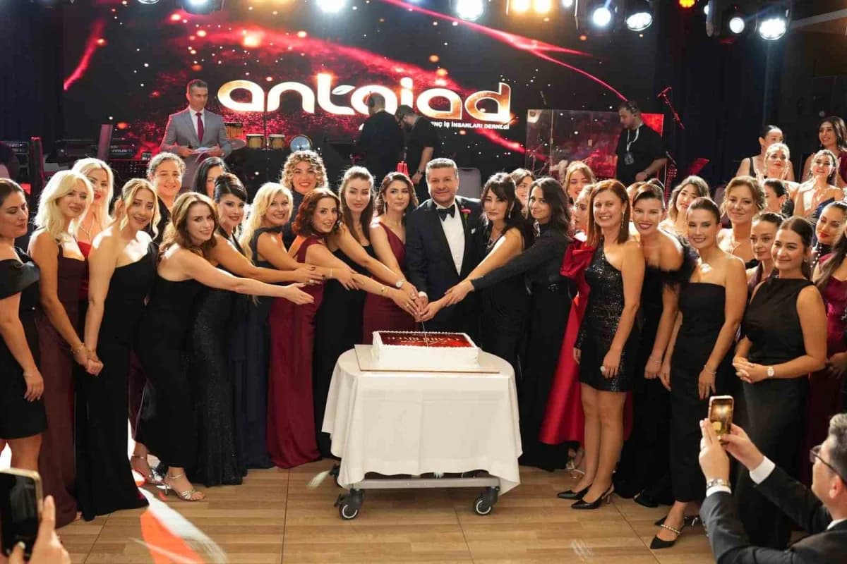 ANTGİAD, Cumhuriyet'in 103. Yılını bir otelde düzenlenen geleneksel Cumhuriyet Balosu ile kutladı