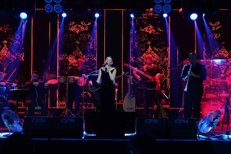 Gecede Merve Özbey sahne aldı