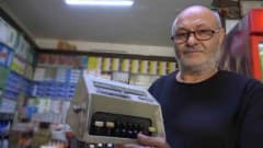 Samsun’da antika mekanik hesap makinesi ve terazi kullanan bakkal Yakup Kunt dükkânında