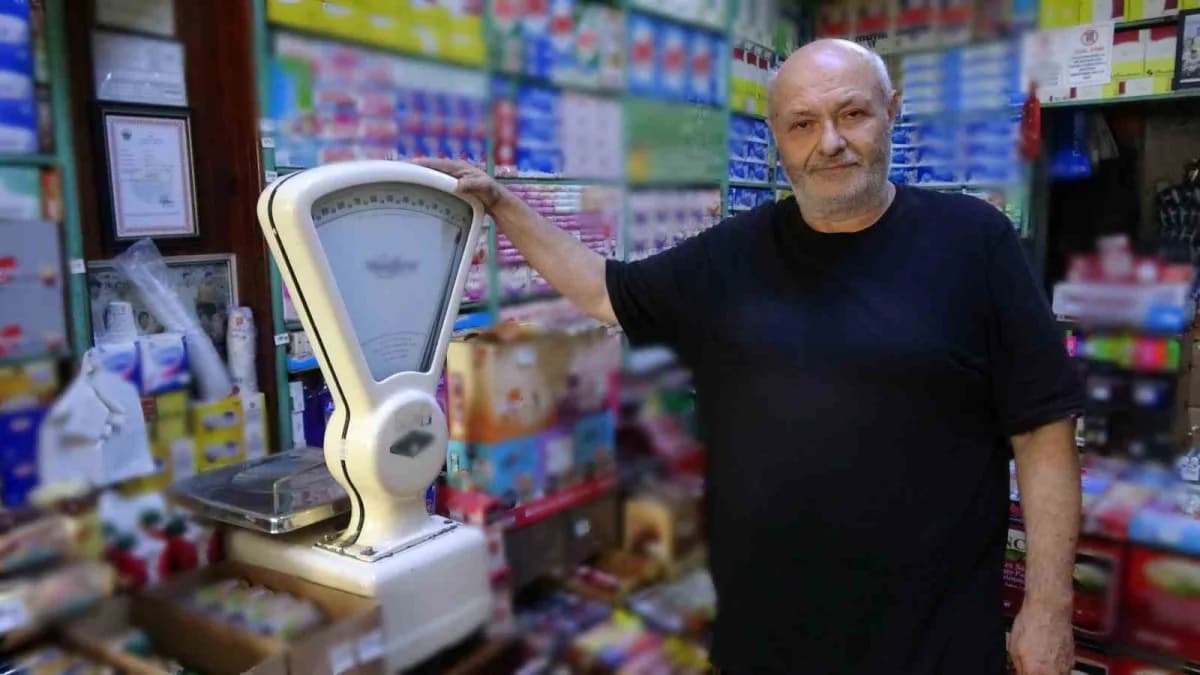 Babasından devraldığı bakkalı yıllar öncesindeki görünümüyle koruyan Kunt, hesap işlemlerinde kollu ve çevirmeli mekanik