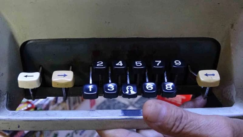 Samsun’da babadan kalma bakkalı işletmeye devam eden esnaf Yakup Kunt (68), hesap yaparken ve ürün tartarken elektrik is