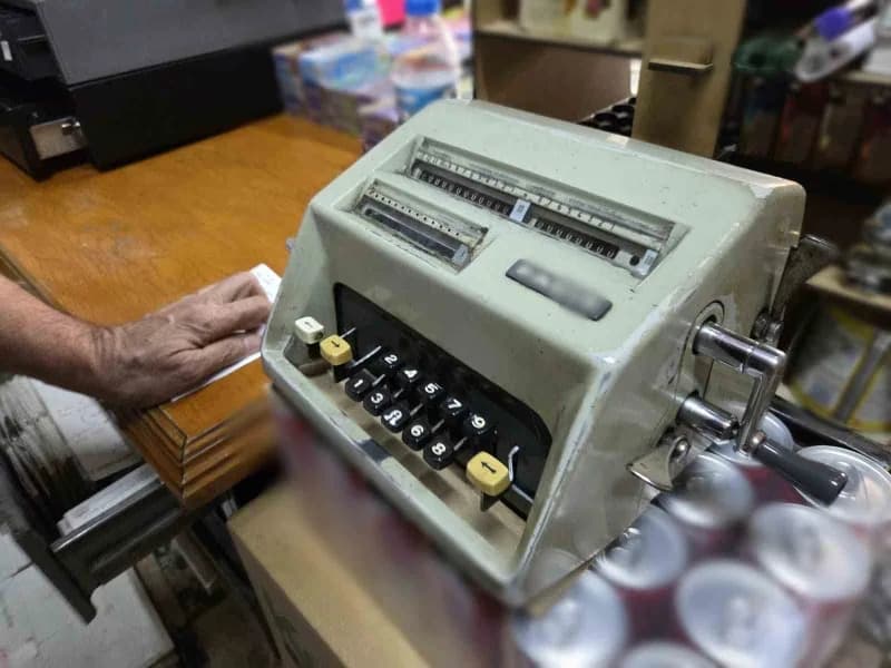 Samsun’da babadan kalma bakkalı işletmeye devam eden esnaf Yakup Kunt (68), hesap yaparken ve ürün tartarken elektrik is