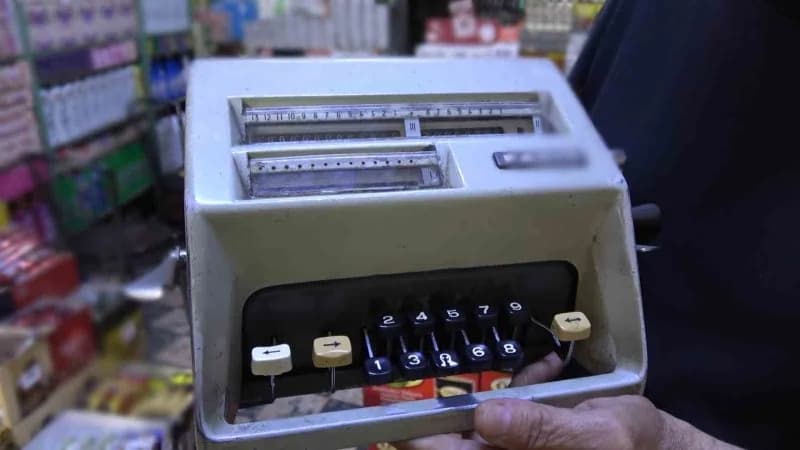 Kunt, "Hesap makinesini de babama zorla aldırmıştım. Döneminde bin 200 TL'ye, yani çok para vererek almıştık. O zaman iy