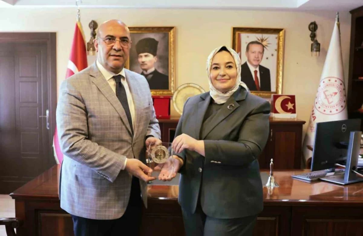 Adana Hacı Sabancı Organize Sanayi Bölgesi (AOSB) Kadın Sanayiciler Platformu, gençlerin sanayiyle erken yaşta tanışması