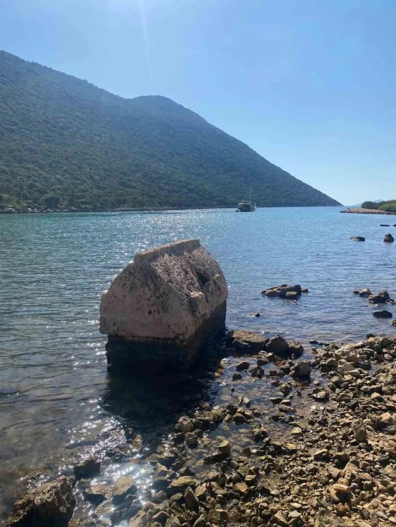 Prof. Dr. Nevzat Çevik, Kaş ile Kekova arasında bulunan Aperlai Antik Kenti'ne yaptığı ziyaretin ardından sosyal medya h