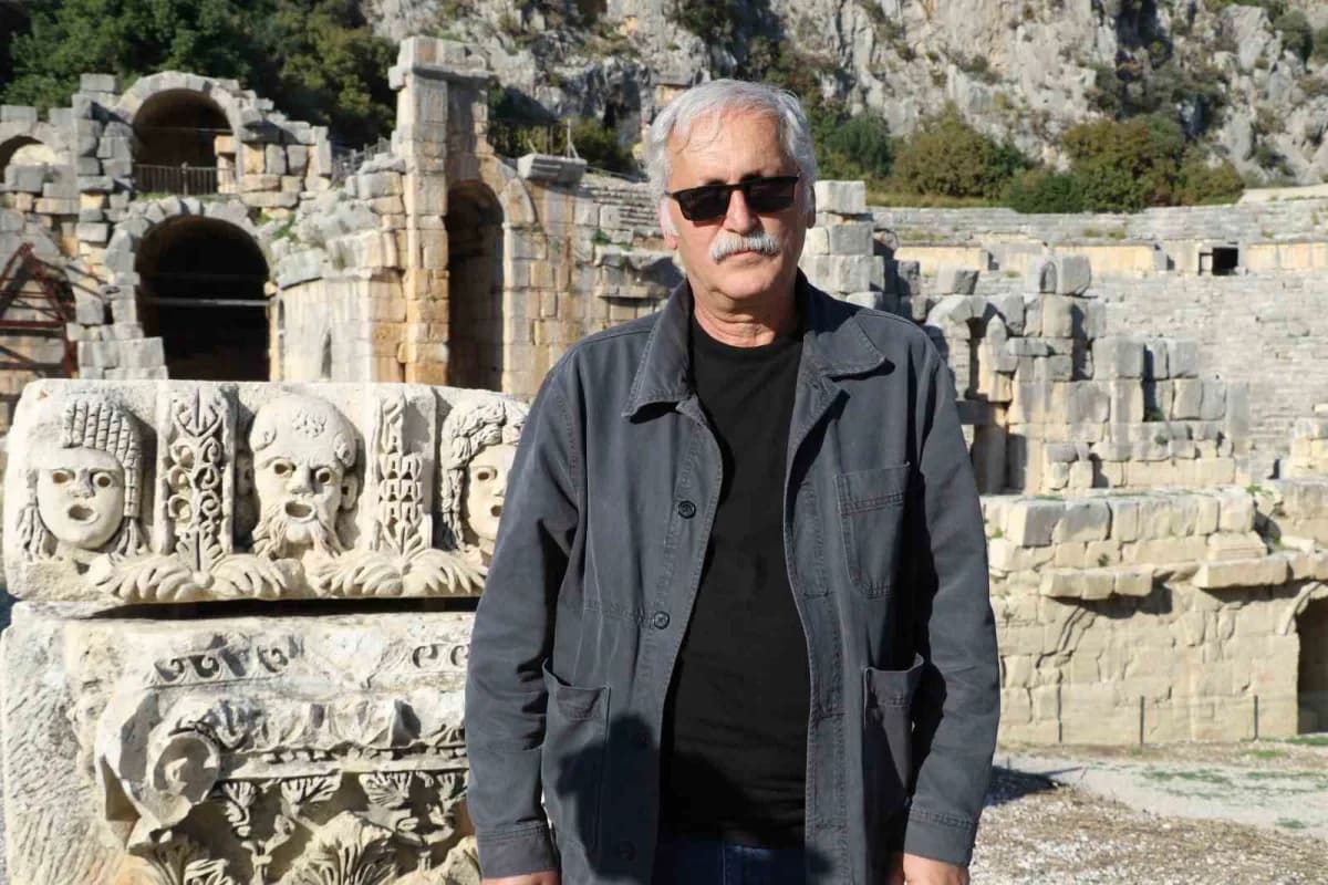 Antalya Aperlai antik liman kentinde su altındaki rıhtım ve çevredeki atıklar